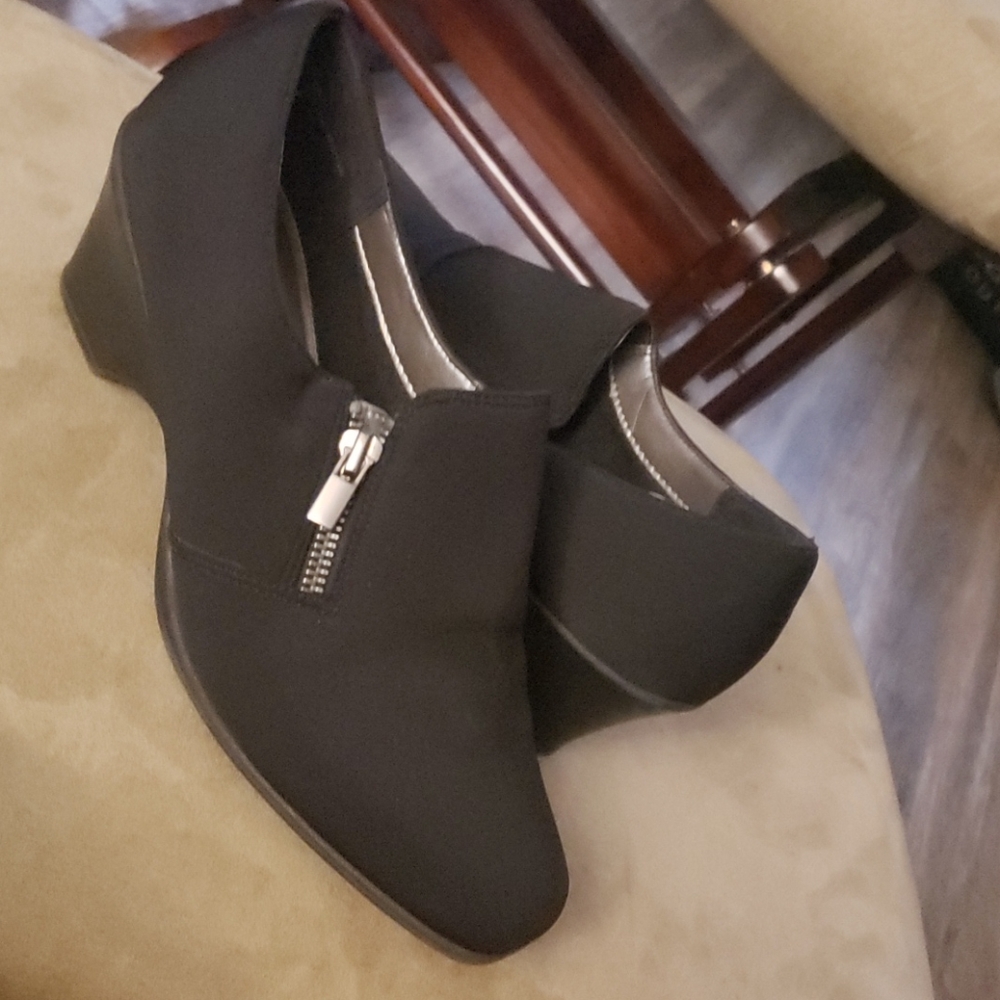 Womens size 8 short heeled boot
